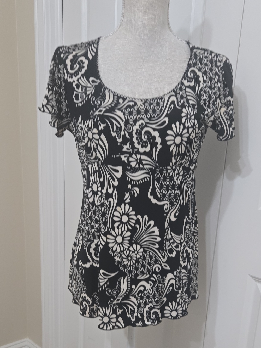 Oh! Mamma Beautiful Black & White Floral Scoop Neck Top Sz M